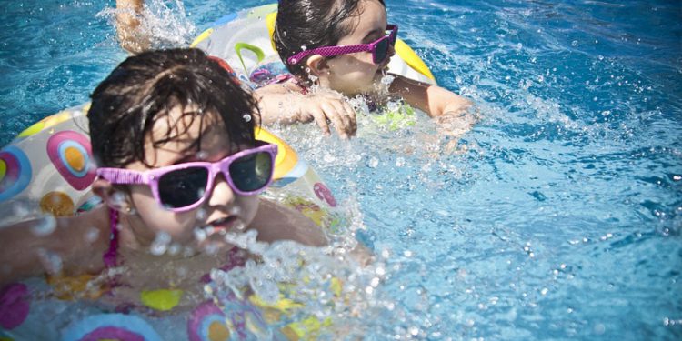Niños en parques infantiles de Andalucía