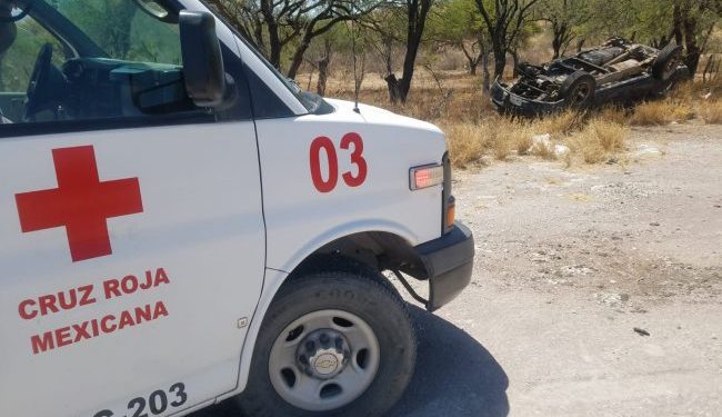 Vuelca camioneta en crucero a La Pitaya; conductor resulta lesionado