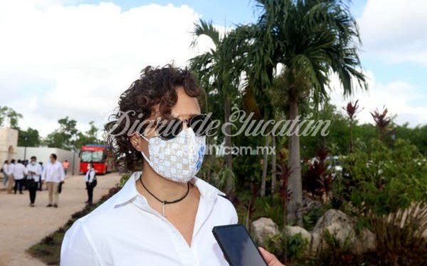 La secretaria de Fomento Turístico, Michelle Fridman Hirsch, en una entrevista en Valladolid en el marco del anuncio de varios proyectos (Foto de José Valerio Caamal Balam)