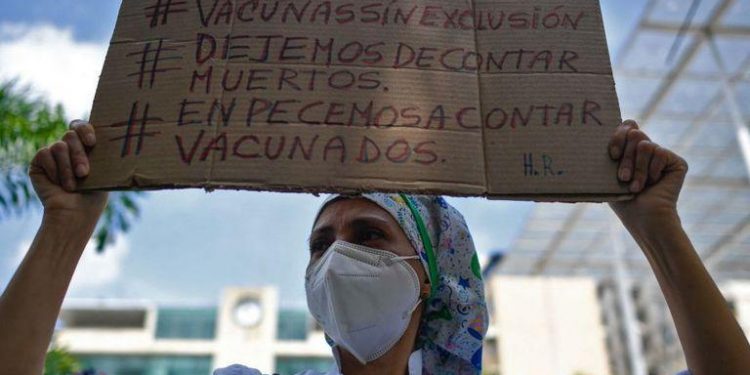 En Venezuela hay un fuerte reclamo para la llegada de vacunas, mientras la gente se las arregla como puede
