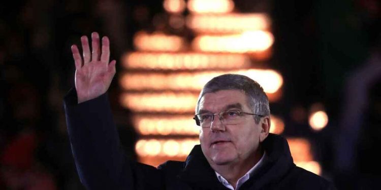 Thomas Bach, presidente del COI, saluda a los aficionados