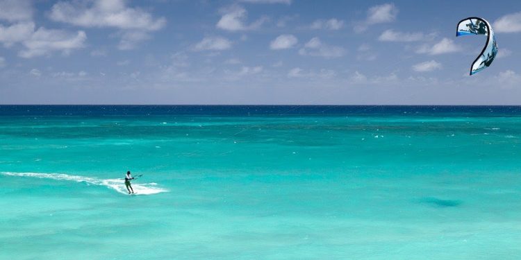 ¿Qué es el Kitesurf, por qué es un deporte de moda y dónde puedes practicarlo?