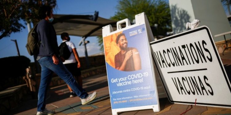 Foto de un centro de vacunación contra el coronavirus cerca del Puente Internacional Santa Fe en El Paso, Texas May 7, 2021. REUTERS/Jose Luis Gonzalez