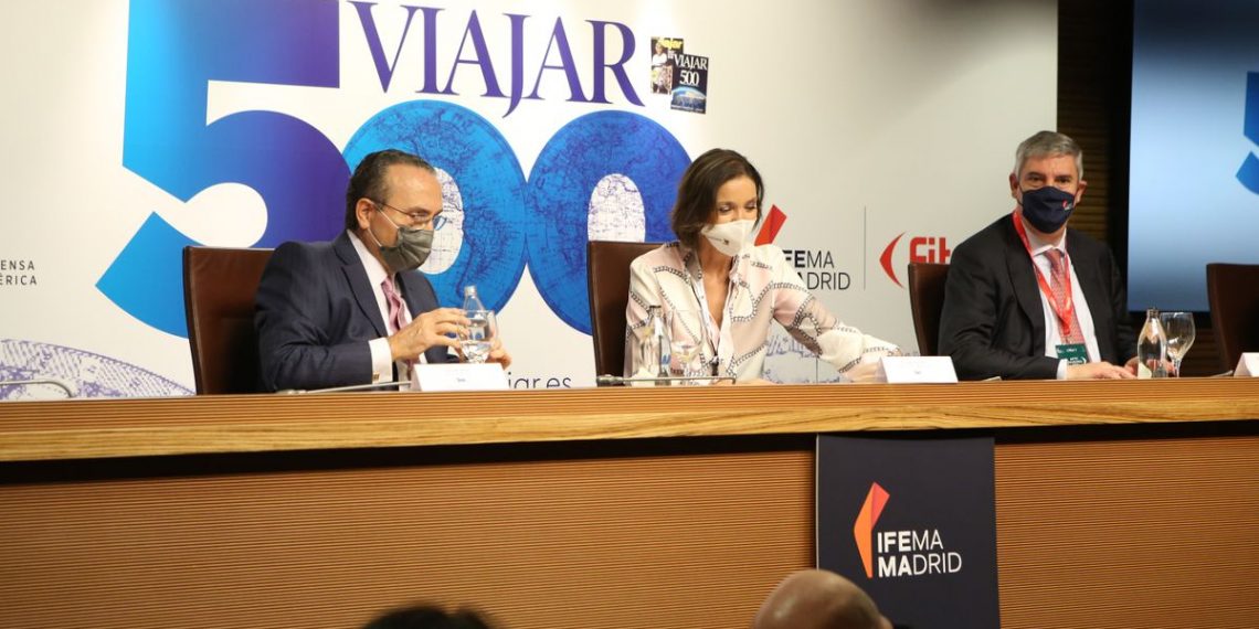 Javier Moll, presidente de Prensa Ibérica; Reyes Maroto, ministra de Industria, Comercio y Turismo, y José Vicente de los Mozos, presidente de Ifema.