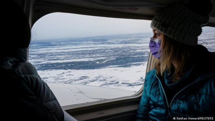 Una enfermera viaja al río Yukon para vacunar a la población