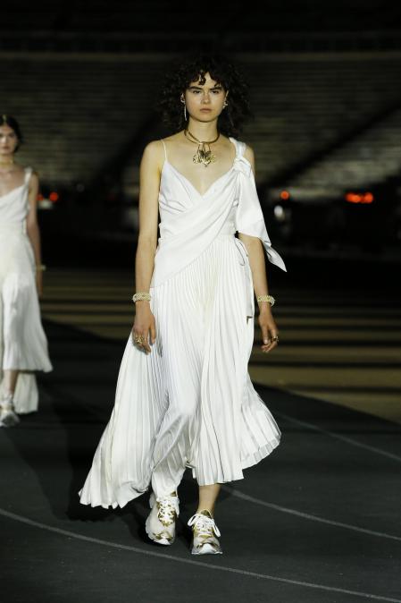 Vuelve el 'peplum' de inspiración helénica y no solo en Dior