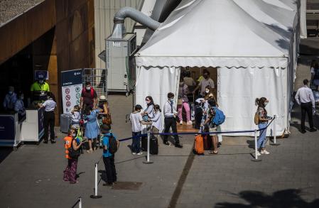 Pasajeros del Grandiosa desembarcan al puerto de Barcelona