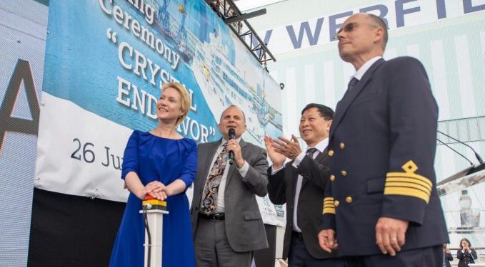 Nuevo barco Crystal Endeavour recibe ceremonia de bautizo