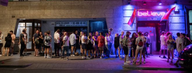 Jóvenes hacen cola para entrar a una discoteca en Barcelona.