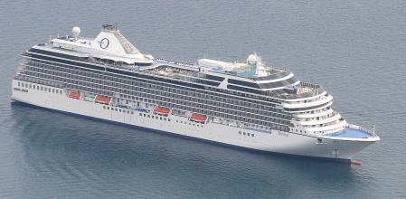 El Marina, uno de los seis buques de la flota de Oceania Cruises, fondeado frente a Atrani en la Costiera Amalfitana