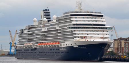 Todos los buques de la Holland America Line mantienen su elegante casco azul como sello distintivo