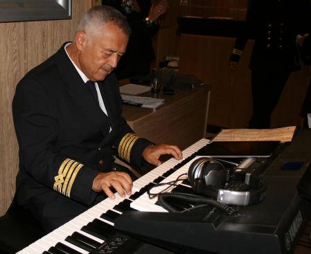 Al capitán Andreas Sifniotis le gusta sorprender a sus pasajeros poniéndose al piano de su barco alguna noche