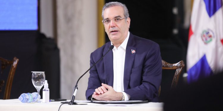 Abinader prohíbe viajes de funcionarios y la compra de carros oficiales