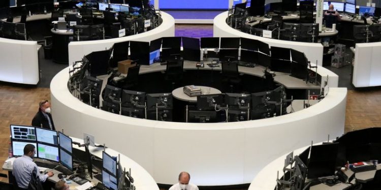 Acciones europeas se mantienen cerca de máximos récord, sector viajes brilla