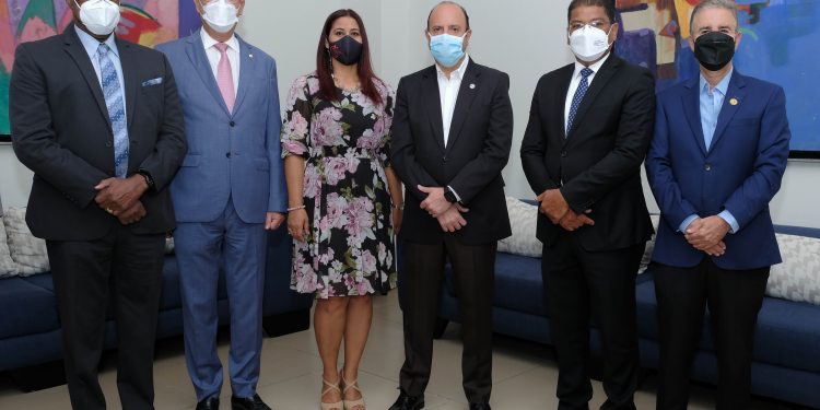 Adompretur presenta primera edición revista “Turismo dominicano”