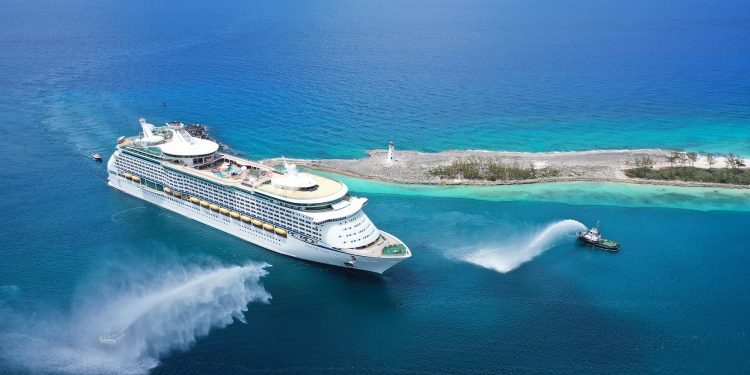 Adventure Of The Seas de Royal Caribbean llega al puerto de cruceros de Nassau