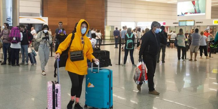 Advierten que “no es el mejor momento” para viajar al exterior, porque el virus “está mutando” | la diaria