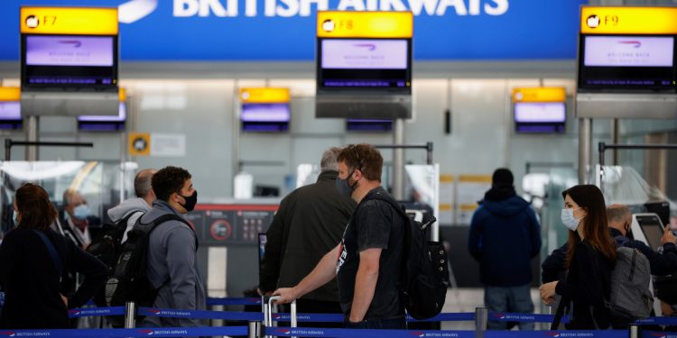 Aerolíneas no prohíben viajar a personas vacunadas contra COVID-19 por riesgo de coágulos
