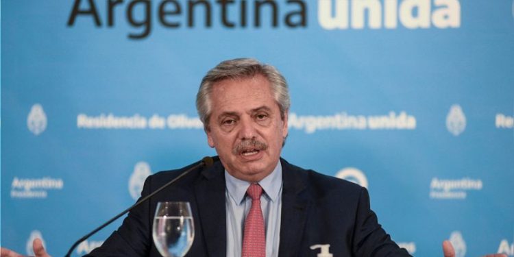 Alberto Fernández cancela viaje a Francia por situación de COVID-19 en Argentina