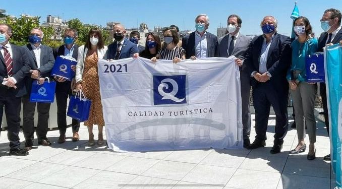 Almuñécar ha recibido  en Madrid las  Banderas "Q de Calidad Turística" para cuatro playas sexitanas.