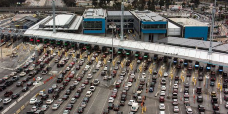 Amplía EU restricciones de viaje en fronteras con Canadá y México hasta el 21 de julio