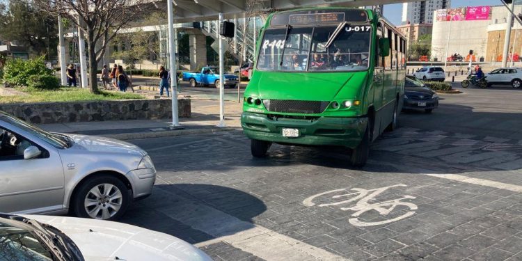 Angosto crucero en Zapopan complica la circulación de automovilistas