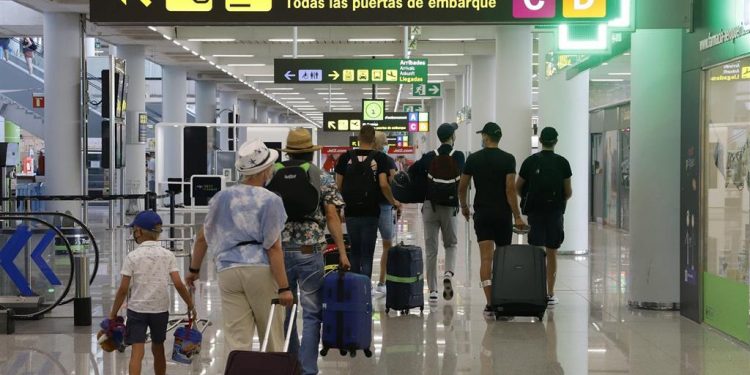 Armengol insiste en que la decisión de Reino Unido sobre los viajes se debe a la situación interna del país
