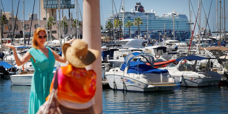 Atraca en Alicante el primer crucero en 15 meses, con 800 alemanes a bordo