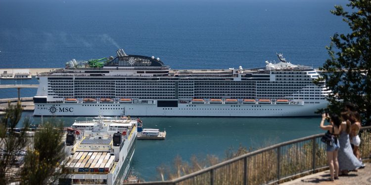 Atraca en Barcelona el primer crucero tras la pandemia | Cataluña