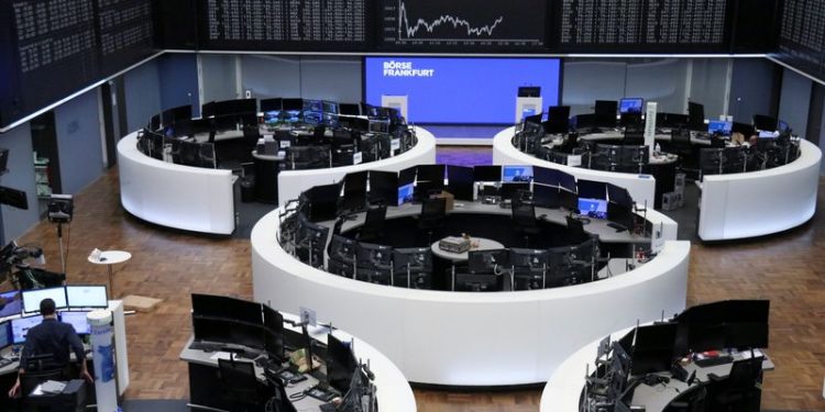Bolsas europeas extienden pérdidas y aerolíneas se desploman por restricciones de viajes