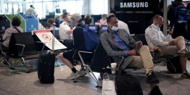 Boris Johnson insinúa que personas vacunadas podrán viajar pronto sin restricciones