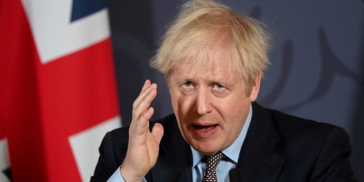 Boris Johnson sugiere que las personas vacunadas podrán viajar pronto sin restricciones
