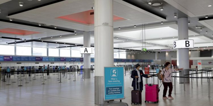 COVID-19 | Reino Unido "en riesgo de aislamiento" si sigue frenando el turismo internacional