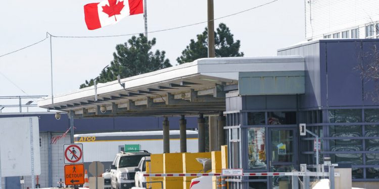 Canadá relaja restricciones de viaje pero mantiene cerrada la frontera