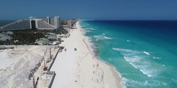Coronavirus Playa vacia en Cancun