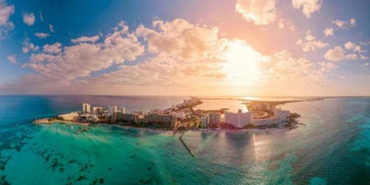 Caribe mexicano cumple un año de reactivación turística tras crisis por COVID