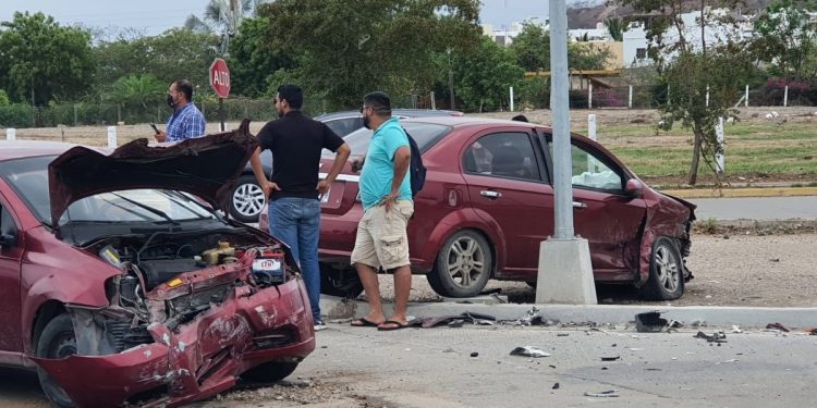 Chocan dos vehículos en recurrente crucero peligroso en Real del Valle en Mazatlán