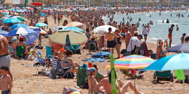 Cómo y dónde solicitar los bonos turísticos de 600 euros en cada comunidad autónoma