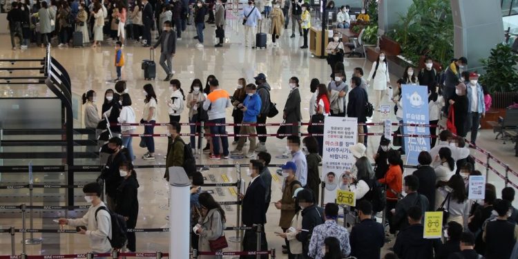 La zona de preembarque para viajes locales del Aeropuerto Internacional de Gimpo, en el oeste de Seúl, se muestra abarrotada, el 23 de abril de 2021, pese al aumento de los casos de COVID-19.