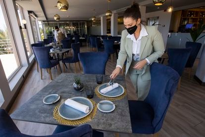Dos empleados ultiman los detalles para la reapertura del restaurante Umiaya, este viernes en Playa del Inglés (Gran Canaria).