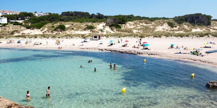 Covid-19: Las agencias de viajes advierten de que el tiempo se echa encima para salvar la temporada: “La decisión británica es un jarro de agua fría” | Economía
