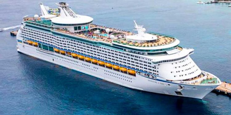 Crucero de Royal Caribbean reporta dos casos positivos de COVID-19