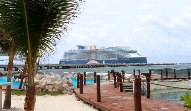 Crucero que llegó a Mahahual, capitaneado por una mujer