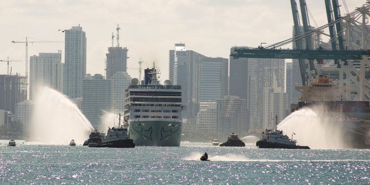 Cruceros en Estados Unidos impacientes por zarpar desde Florida pero les impiden pruebas de vacunación