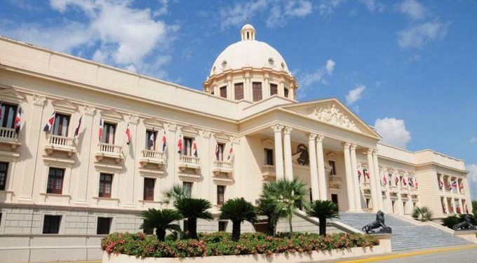 Abinader suprime viajes, escoltas a funcionarios y compra de vehículos de lujo