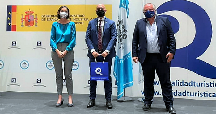 Daniel Barbero recoge en Madrid las banderas ‘Q de Calidad Turística’ para cuatro playas sexitanas