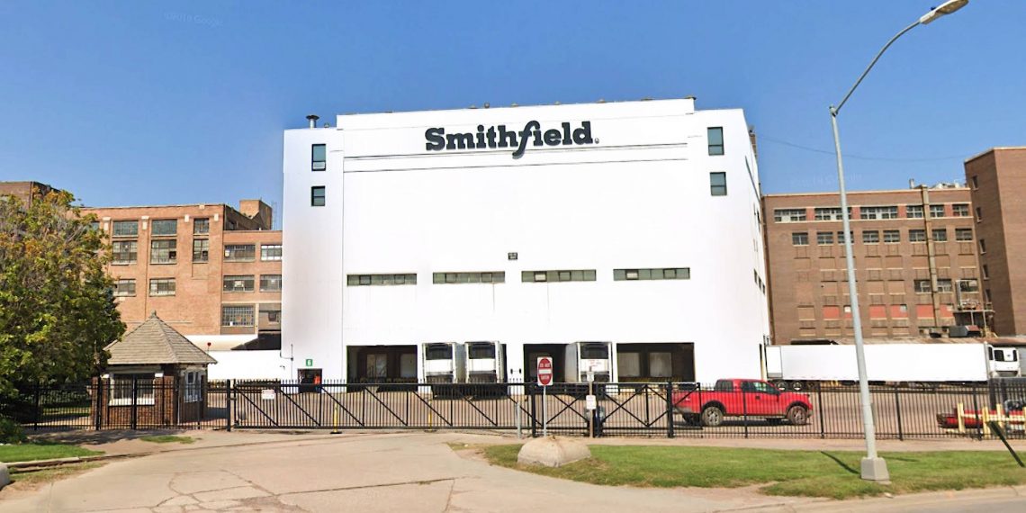 Demanda acusa a la empresa Smithfield Foods de avivar el miedo a la escasez de carne después de que trabajadores murieran de COVID-19
