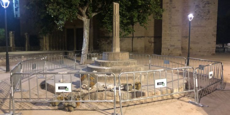 Detienen a un hombre por destrozar el histórico crucero de Sant Cugat al subirse ebrio en él