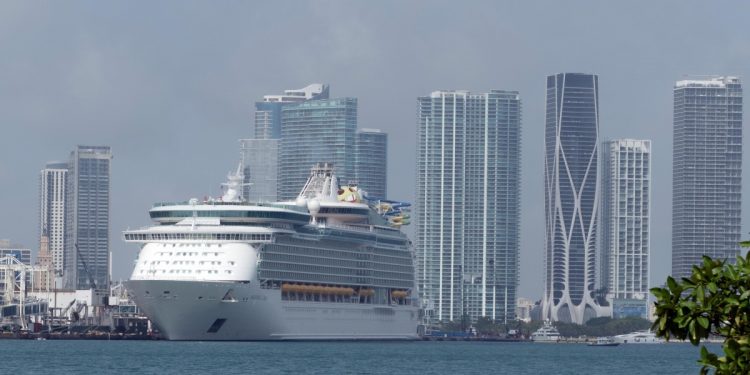 EEUU suaviza la alerta sanitaria de COVID-19 para pasajeros de cruceros