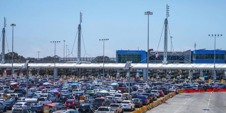 EUA extiende restricciones de viaje no esenciales en frontera con México